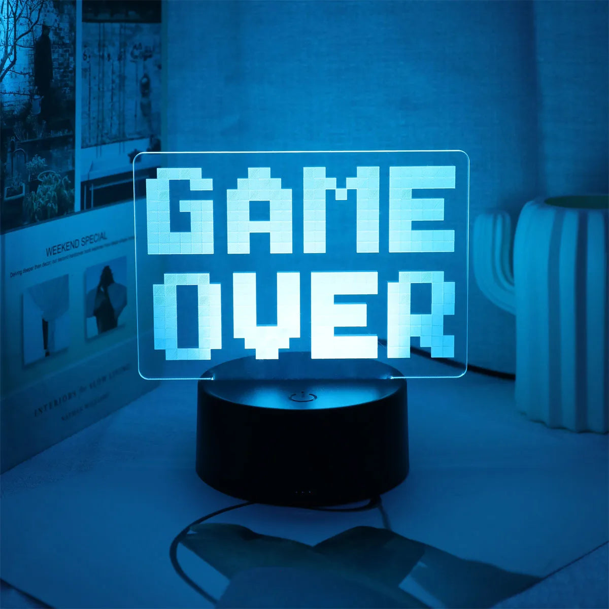  Luz Decorativa Gamer 3D “Game Over” – 7 Colores, USB Táctil